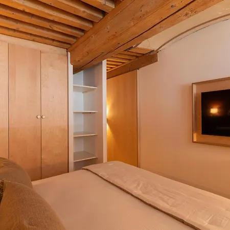 Smartstay Traboule - Place Bellecour Apartment *